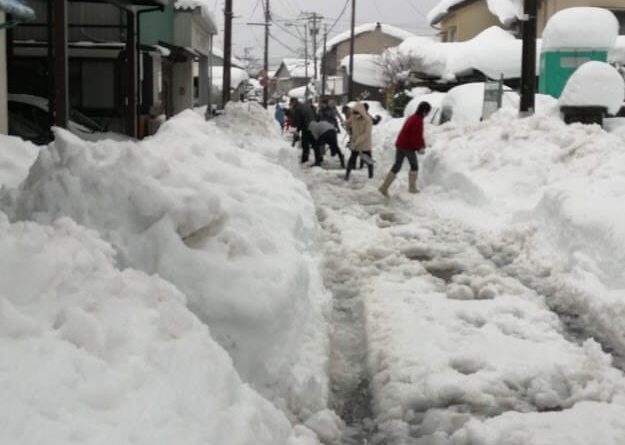 融雪装置が付いていても、住民総出で雪かき